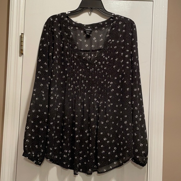 torrid Tops - TORRID Blouse/Top. Size 1X (1). Black /White Floral. Long Sleeve
